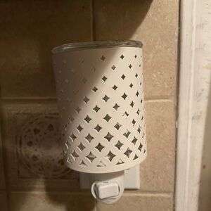 Scentsy White Lattice Plug-In Warmer